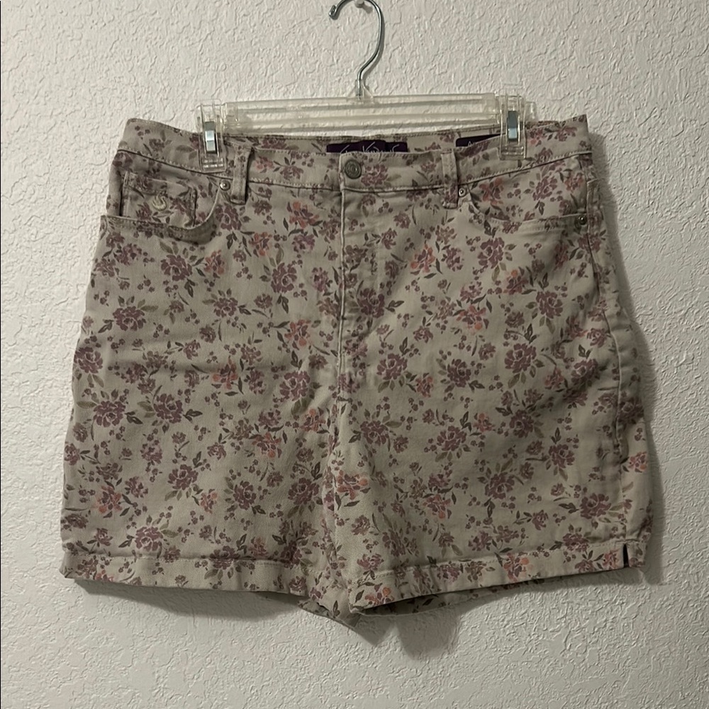 Gloria Vanderbilt Floral jorts 🌸🐞